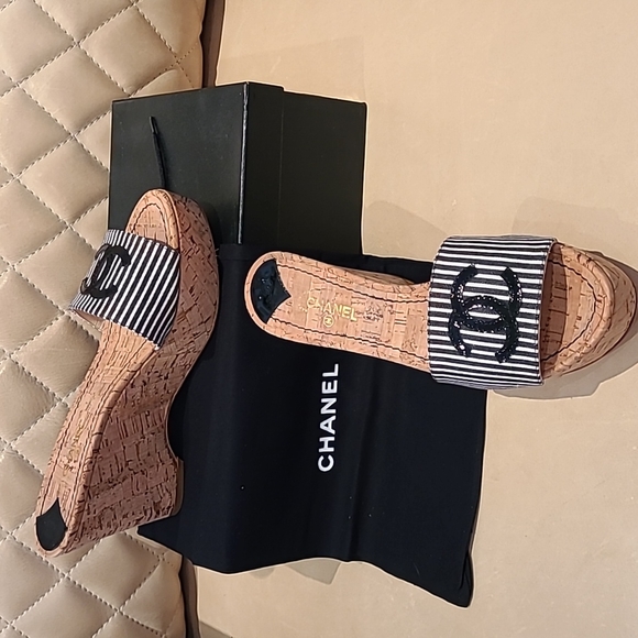 CHANEL brand new cork slides with patent logo. Special Design in heel size 41